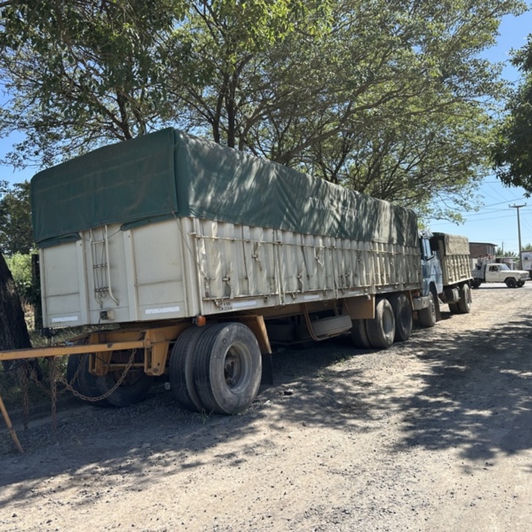 Imagen de Reclamo por un cami&oacute;n y acoplado en calle Kennedy, que est&aacute;n estacionados hace 3 a&ntilde;os y nadie los quita.
