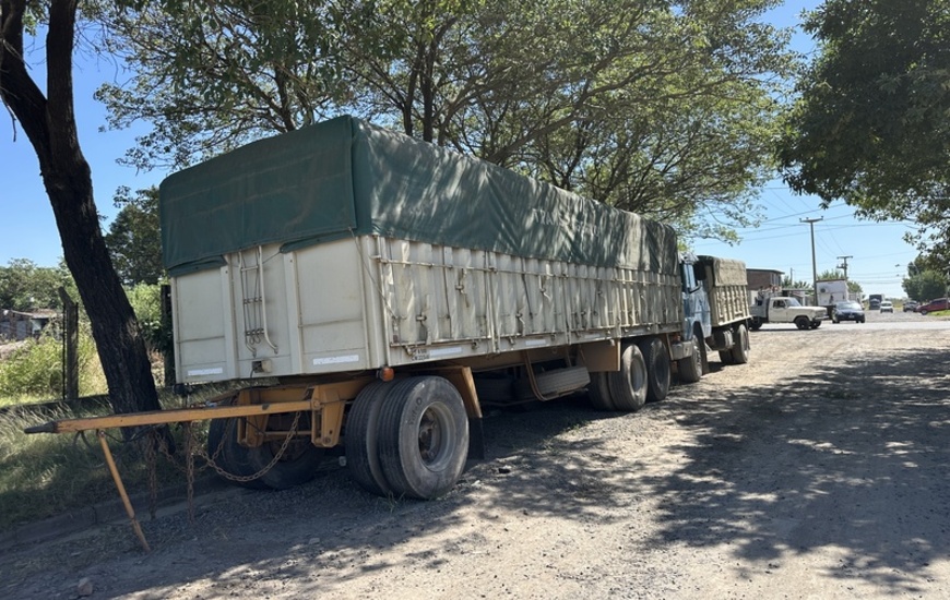 Imagen de Reclamo por un cami&oacute;n y acoplado en calle Kennedy, que est&aacute;n estacionados hace 3 a&ntilde;os y nadie los quita.