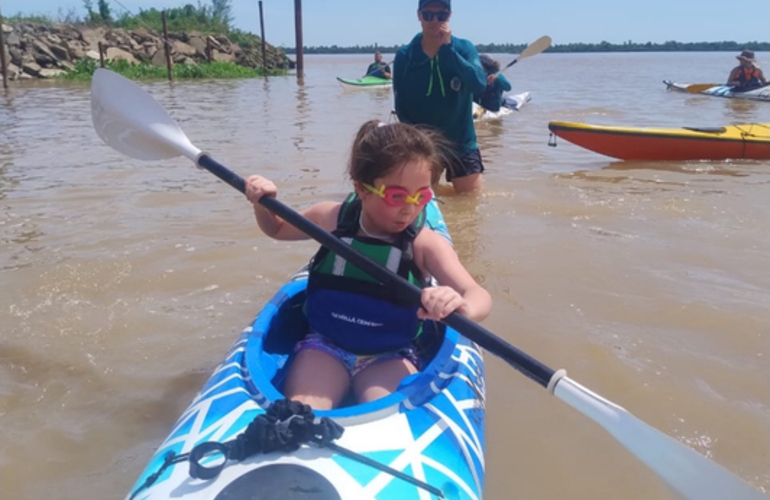 Imagen de Expedici&oacute;n Rowing: clase de Canotaje para los chicos de la colonia