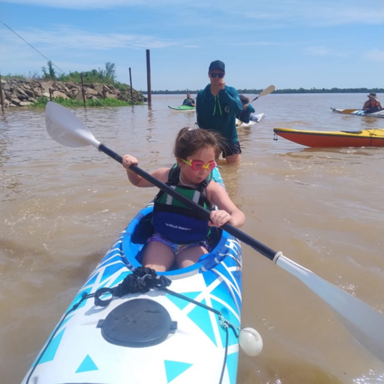 Imagen de Expedici&oacute;n Rowing: clase de Canotaje para los chicos de la colonia