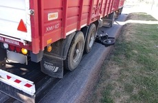 La muchacha impact&oacute; de lleno con su moto en el acoplado.