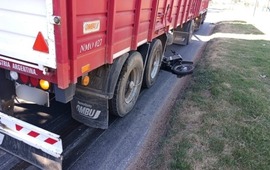 La muchacha impact&oacute; de lleno con su moto en el acoplado.