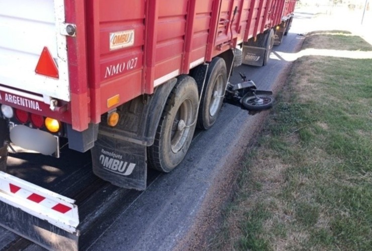 La muchacha impact&oacute; de lleno con su moto en el acoplado.