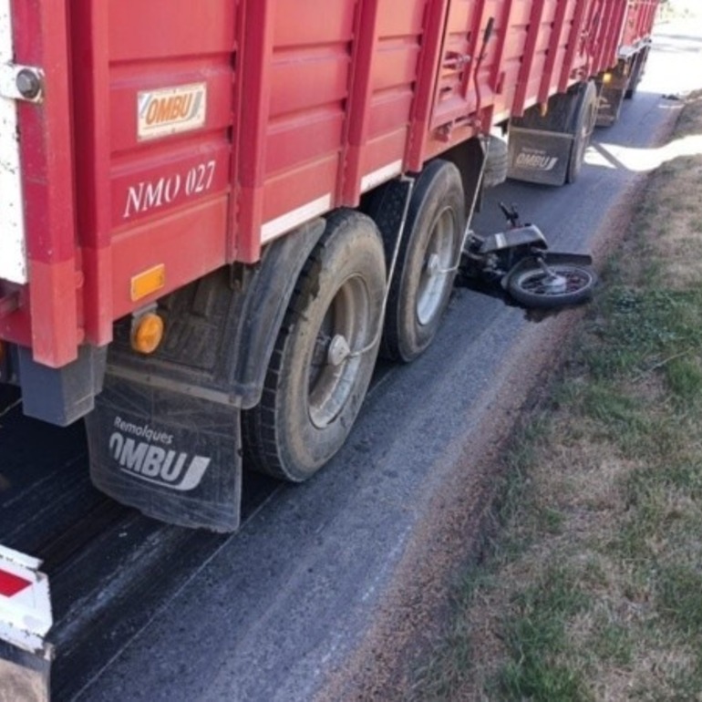 La muchacha impact&oacute; de lleno con su moto en el acoplado.