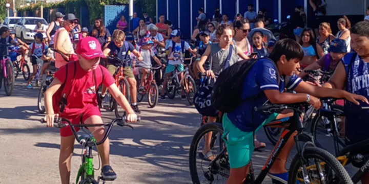 Imagen de Bicicleteada de la Colonia de Athletic y visita al Rowing Club