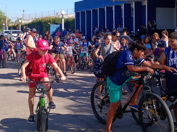 Imagen de Bicicleteada de la Colonia de Athletic y visita al Rowing Club