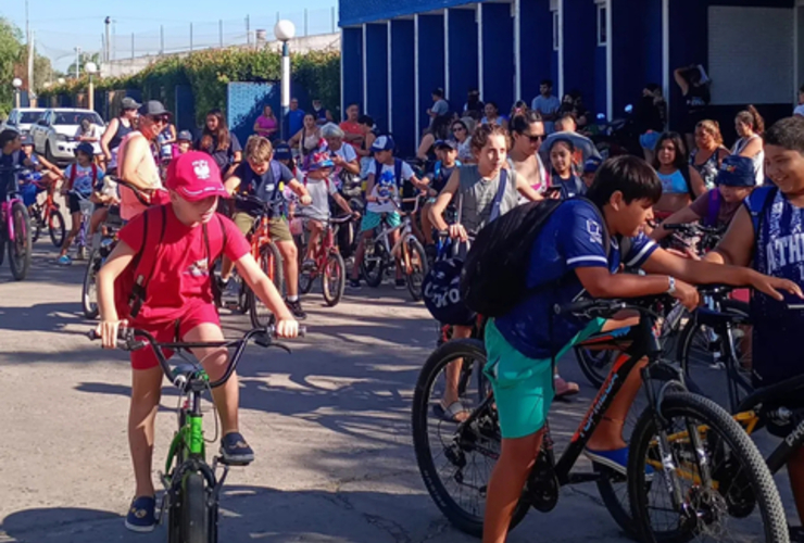 Imagen de Bicicleteada de la Colonia de Athletic y visita al Rowing Club