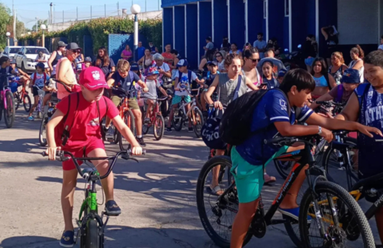 Imagen de Bicicleteada de la Colonia de Athletic y visita al Rowing Club