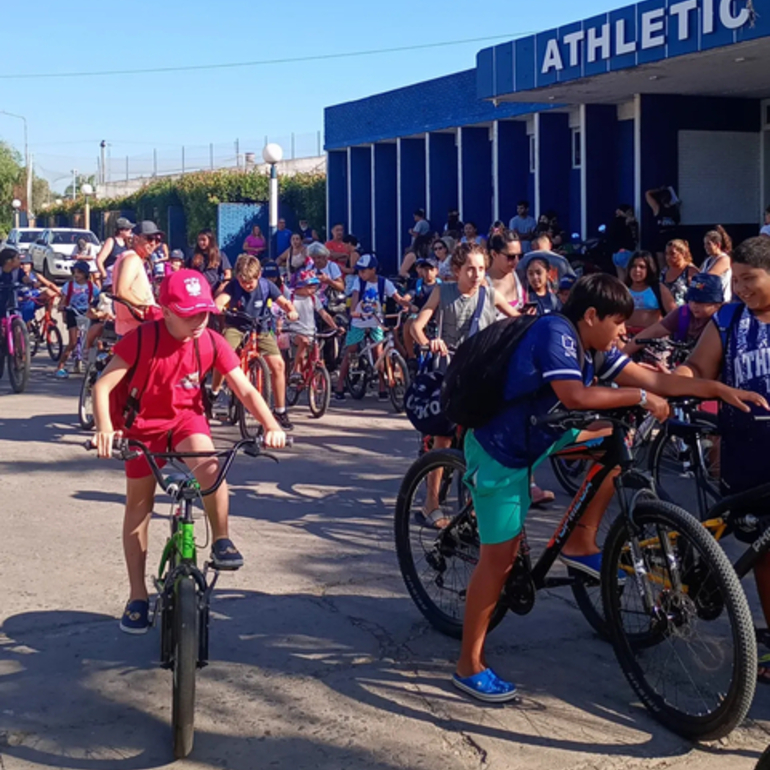 Imagen de Bicicleteada de la Colonia de Athletic y visita al Rowing Club