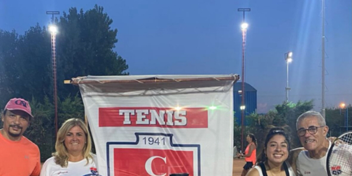 Imagen de Tenis: Talleres realiz&oacute; un torneo interno mixto para inaugurar la iluminaci&oacute;n nueva de las canchas