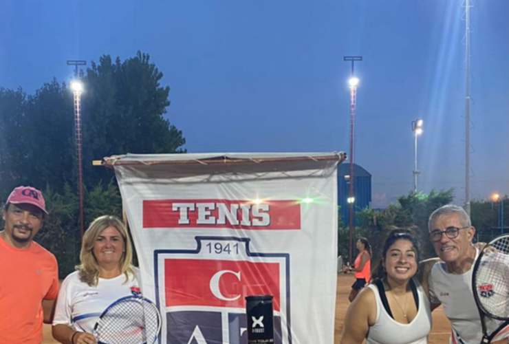 Imagen de Tenis: Talleres realiz&oacute; un torneo interno mixto para inaugurar la iluminaci&oacute;n nueva de las canchas