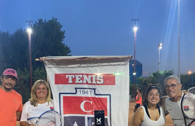 Imagen de Tenis: Talleres realiz&oacute; un torneo interno mixto para inaugurar la iluminaci&oacute;n nueva de las canchas