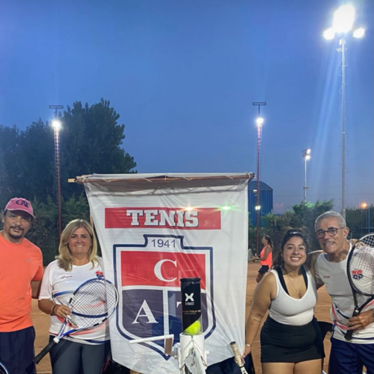 Imagen de Tenis: Talleres realiz&oacute; un torneo interno mixto para inaugurar la iluminaci&oacute;n nueva de las canchas