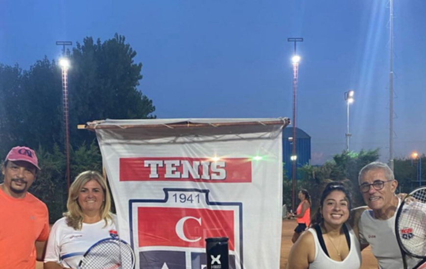 Imagen de Tenis: Talleres realiz&oacute; un torneo interno mixto para inaugurar la iluminaci&oacute;n nueva de las canchas