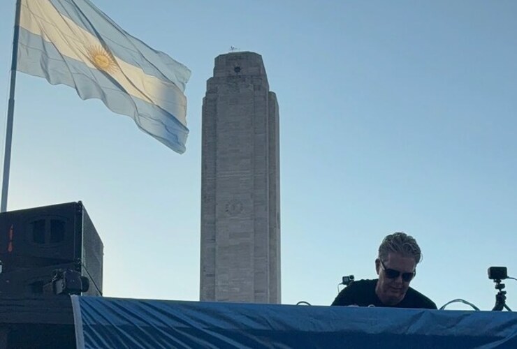 Imagen de Histórico: John Digweed hizo vibrar a una multitud en el Monumento a la Bandera Imagen de Histórico: John Digweed hizo vibrar a una multitud en el Monumento a la Bandera