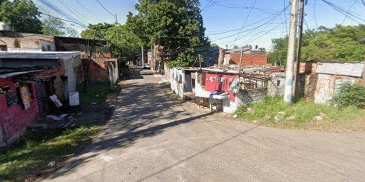 El ataque a balazos ocurri&oacute; en Segu&iacute; y 409, barrio Tablada. (Google Street View)