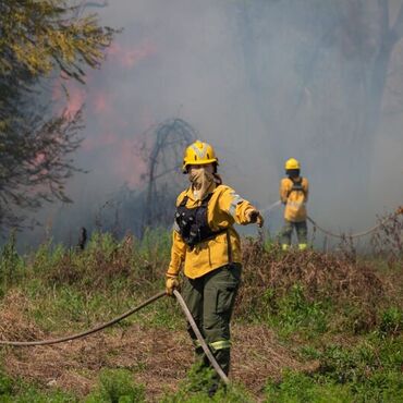 Imagen de Santa Fe presente en la Patagonia: 30 brigadistas combaten los incendios forestales