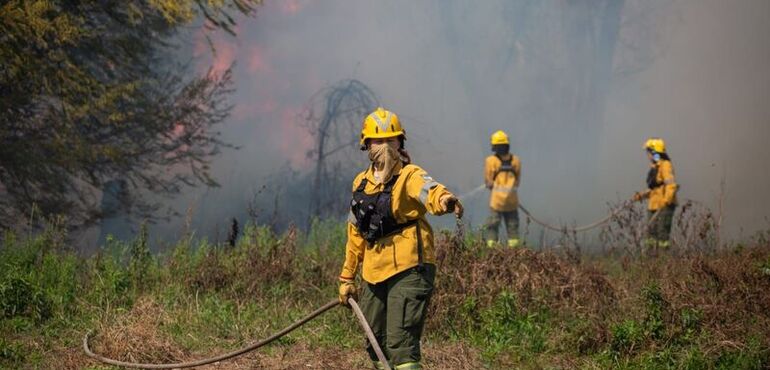 Imagen de Santa Fe presente en la Patagonia: 30 brigadistas combaten los incendios forestales