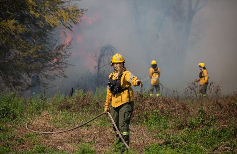 Imagen de Santa Fe presente en la Patagonia: 30 brigadistas combaten los incendios forestales