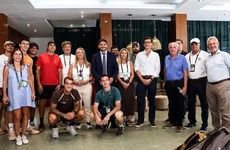 El gobernador Maximiliano Pullaro en sala de jugadores con el resto de la comitiva.