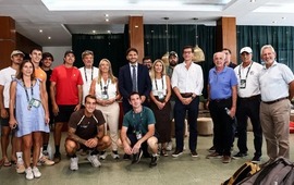 El gobernador Maximiliano Pullaro en sala de jugadores con el resto de la comitiva.