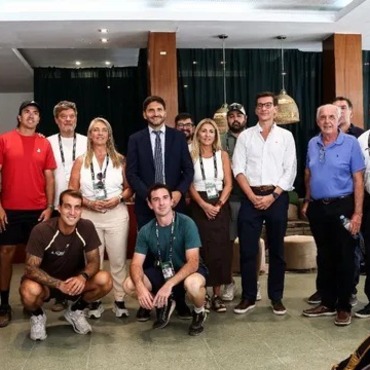 El gobernador Maximiliano Pullaro en sala de jugadores con el resto de la comitiva.