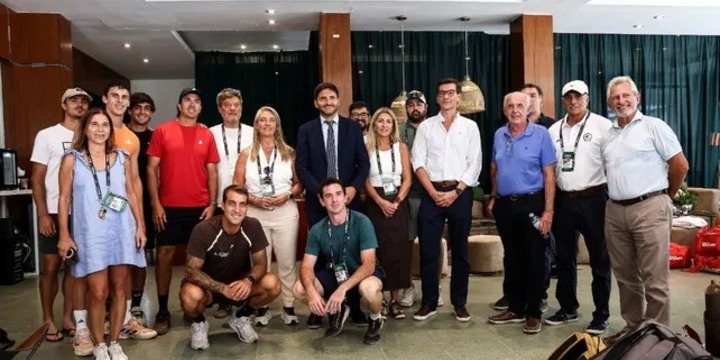 El gobernador Maximiliano Pullaro en sala de jugadores con el resto de la comitiva.