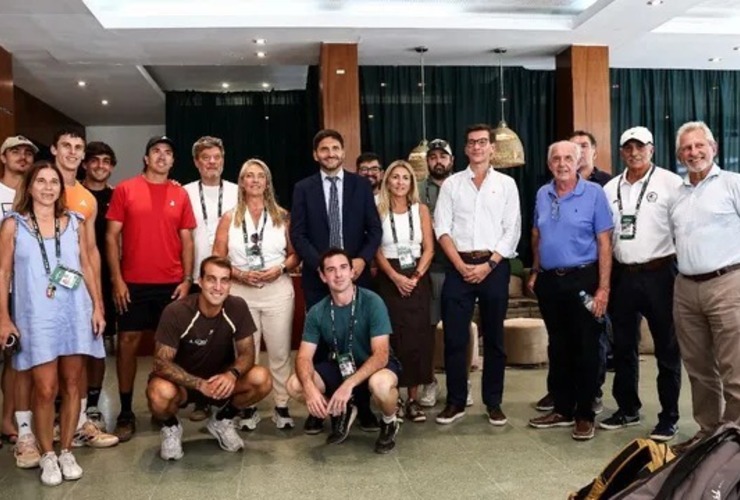 El gobernador Maximiliano Pullaro en sala de jugadores con el resto de la comitiva.