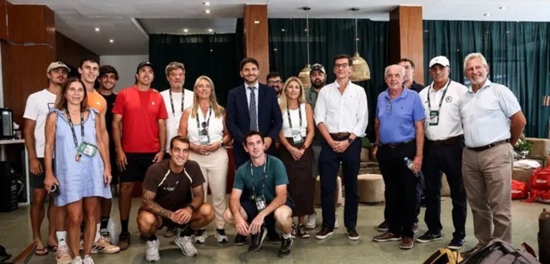 El gobernador Maximiliano Pullaro en sala de jugadores con el resto de la comitiva.