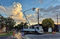 La gr&uacute;a qued&oacute; varada en la altura por una falla y el hombre fue bajado con otra por un colega operario.