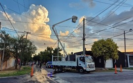 La gr&uacute;a qued&oacute; varada en la altura por una falla y el hombre fue bajado con otra por un colega operario.