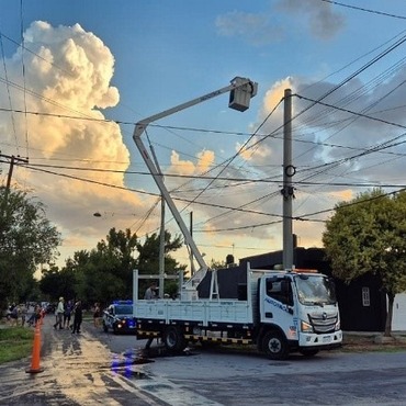La gr&uacute;a qued&oacute; varada en la altura por una falla y el hombre fue bajado con otra por un colega operario.