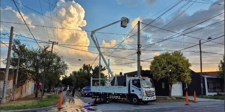 La gr&uacute;a qued&oacute; varada en la altura por una falla y el hombre fue bajado con otra por un colega operario.