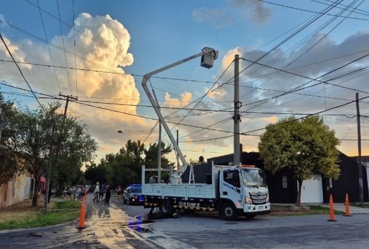 La gr&uacute;a qued&oacute; varada en la altura por una falla y el hombre fue bajado con otra por un colega operario.