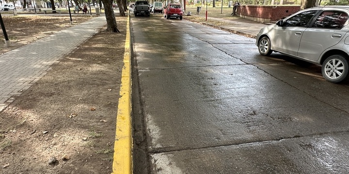 Imagen de Reclamo de un vecino porque el regador pas&oacute; por el Bv. Maiorano y no por las calles de tierra locales