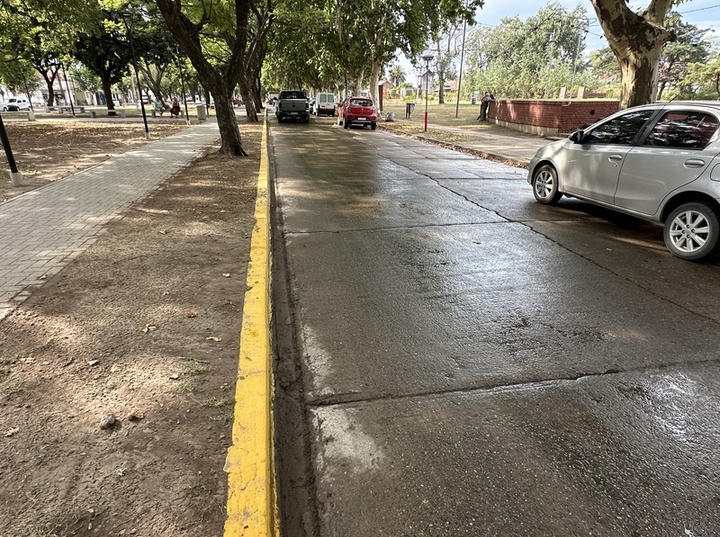 Imagen de Reclamo de un vecino porque el regador pas&oacute; por el Bv. Maiorano y no por las calles de tierra locales