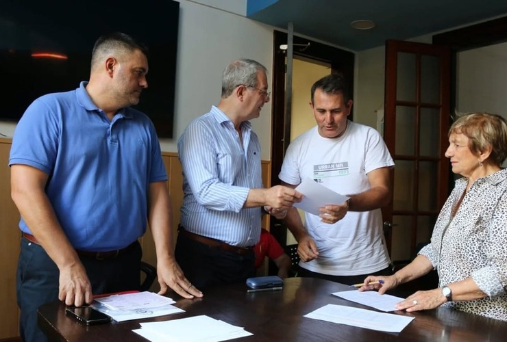 Imagen de El Gobierno Municipal entreg&oacute; 43 licencias de pesca a pescadores de la ciudad