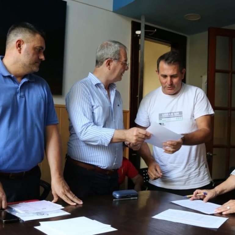 Imagen de El Gobierno Municipal entreg&oacute; 43 licencias de pesca a pescadores de la ciudad