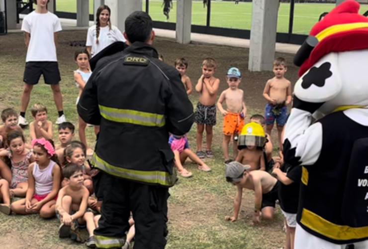 Imagen de Los Bomberos Voluntarios visitaron la Colonia de Uni&oacute;n para una jornada especial