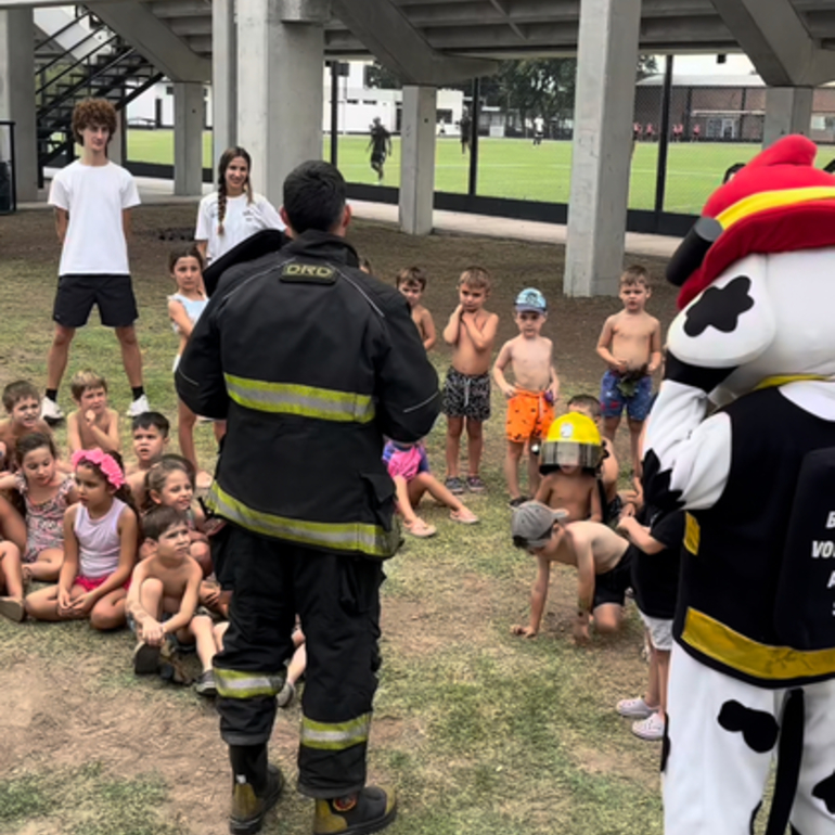 Imagen de Los Bomberos Voluntarios visitaron la Colonia de Uni&oacute;n para una jornada especial