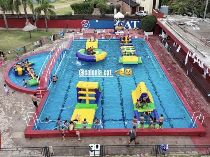 Imagen de Jornada de juegos inflables acu&aacute;ticos en la Colonia de Talleres