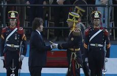 Imagen de Acto hist&oacute;rico en San Lorenzo: Milei encabez&oacute; el homenaje por el Combate y entreg&oacute; el sable corvo de San Mart&iacute;n