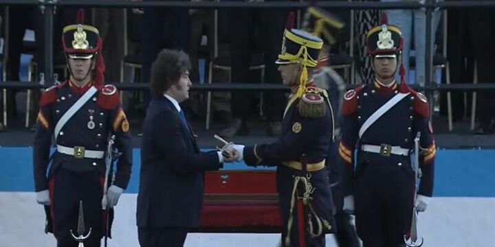 Imagen de Acto hist&oacute;rico en San Lorenzo: Milei encabez&oacute; el homenaje por el Combate y entreg&oacute; el sable corvo de San Mart&iacute;n