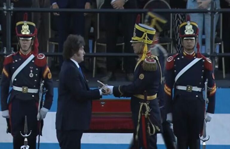 Imagen de Acto hist&oacute;rico en San Lorenzo: Milei encabez&oacute; el homenaje por el Combate y entreg&oacute; el sable corvo de San Mart&iacute;n