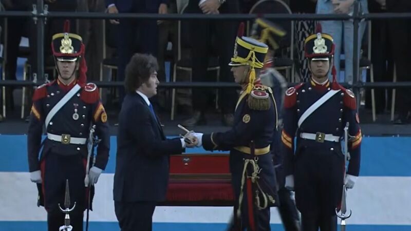 Imagen de Acto hist&oacute;rico en San Lorenzo: Milei encabez&oacute; el homenaje por el Combate y entreg&oacute; el sable corvo de San Mart&iacute;n