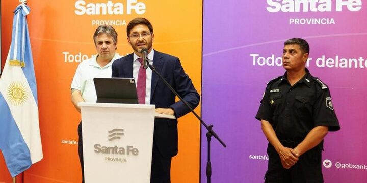 Imagen de Acuerdo en Santa Fe: Pullaro anunció un piso salarial de $1.350.000 y se levantó la protesta policial Imagen de Acuerdo en Santa Fe: Pullaro anunció un piso salarial de $1.350.000 y se levantó la protesta policial