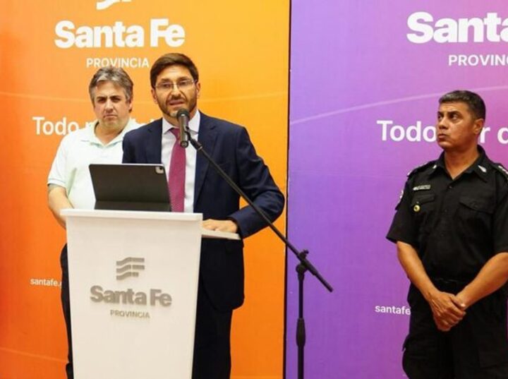 Imagen de Acuerdo en Santa Fe: Pullaro anunci&oacute; un piso salarial de $1.350.000 y se levant&oacute; la protesta policial