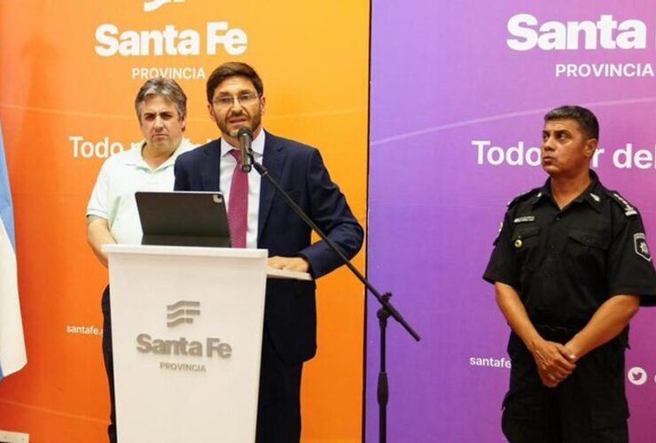 Imagen de Acuerdo en Santa Fe: Pullaro anunci&oacute; un piso salarial de $1.350.000 y se levant&oacute; la protesta policial