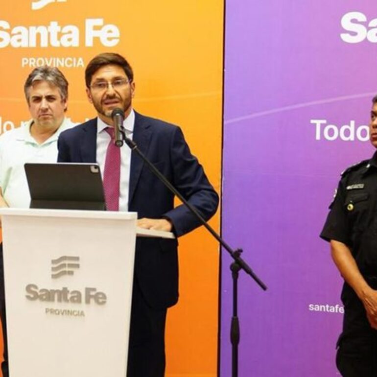 Imagen de Acuerdo en Santa Fe: Pullaro anunci&oacute; un piso salarial de $1.350.000 y se levant&oacute; la protesta policial