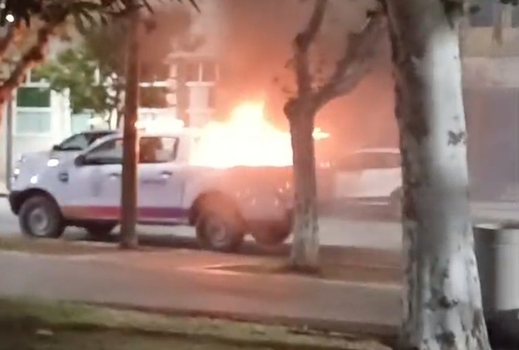 Imagen de Descontrol en Plaza 9 de Julio: un incidente que demandó la intervención de bomberos Imagen de Descontrol en Plaza 9 de Julio: un incidente que demandó la intervención de bomberos